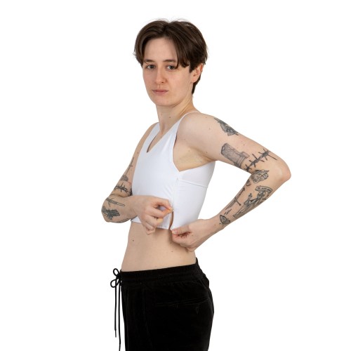 Binder Sport z zamkiem biały, krótki na modelu z boku.