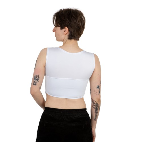 Binder Sport z zamkiem biały, krótki na modelu z tyłu.