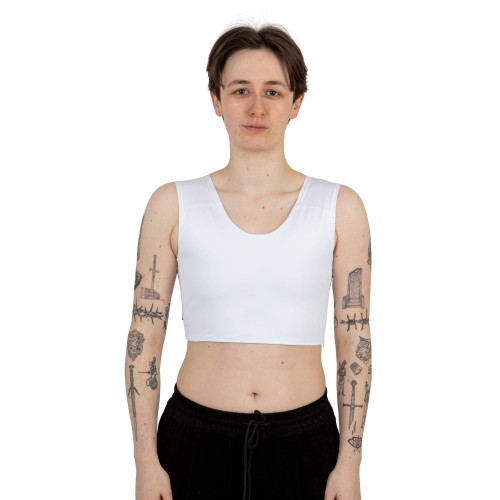 Binder Sport z zamkiem biały, krótki na modelu z przodu.