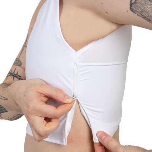 Binder Sport z zamkiem biały, krótki na modelu z boku.