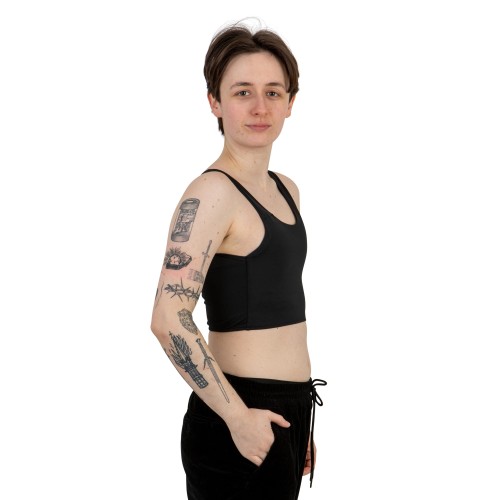 Binder sport wąskie ramiączka na modelu z boku.