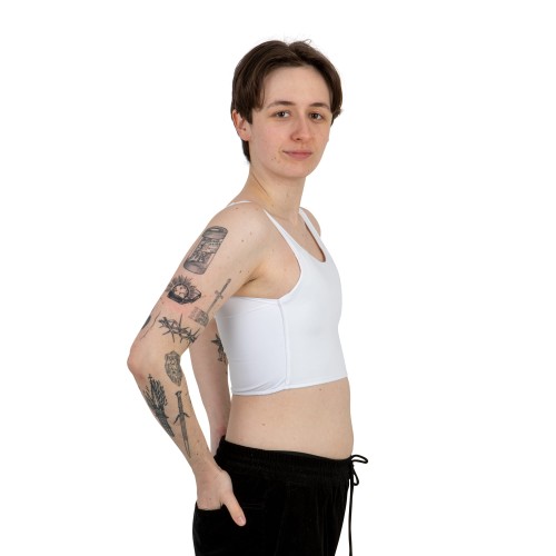 Binder sport wąskie ramiączka na modelu z boku.