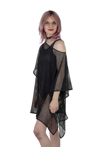 Inclusive beach look with black swimsuit and kimono cover-up