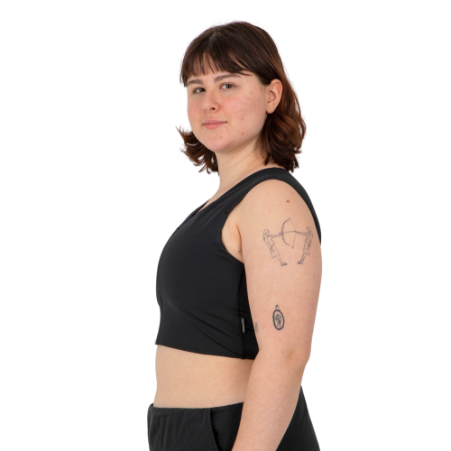 Binder kompresyjny w kolorze czarnym z zamkiem – zdjęcie z profilu na osobie