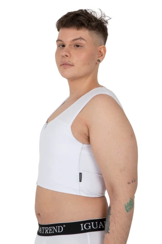 Biały binder sport z zamkiem, krótki top spłaszczający piersi zaprezentowany z boku na modelu.