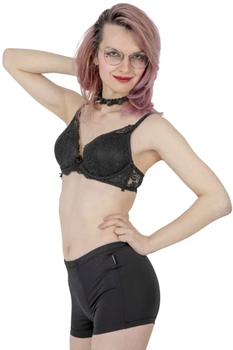 Modelka w czarnych bokserkach gaff. Bezpieczna i wygodna bielizna MTF na co dzień.