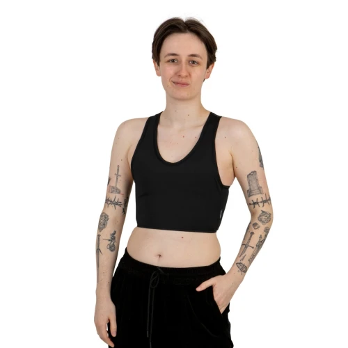 Czarny Binder Sport, widok z przodu. Swobodny top FTM dla osób trans i niebinarnych.