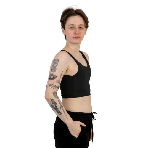 Czarny binder wąskie ramiączka, widok z boku. Bezpieczna odzież gender-affirming na letnie dni.