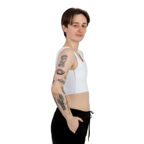 Krótki binder FTM Sport biały, naturalny efekt spłaszczenia, bok.